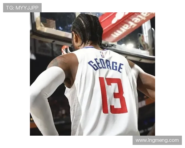 保罗·乔治居然这么节俭？私下穿破球鞋逛街，明星光环全无！