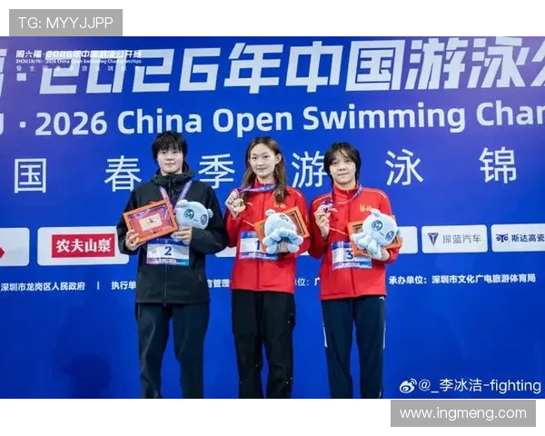 李冰洁训练室外蹲着喝奶茶？这和赛场上的她差太远了吧！